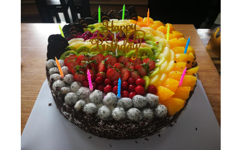 集體生日會(huì)，員工樂翻天