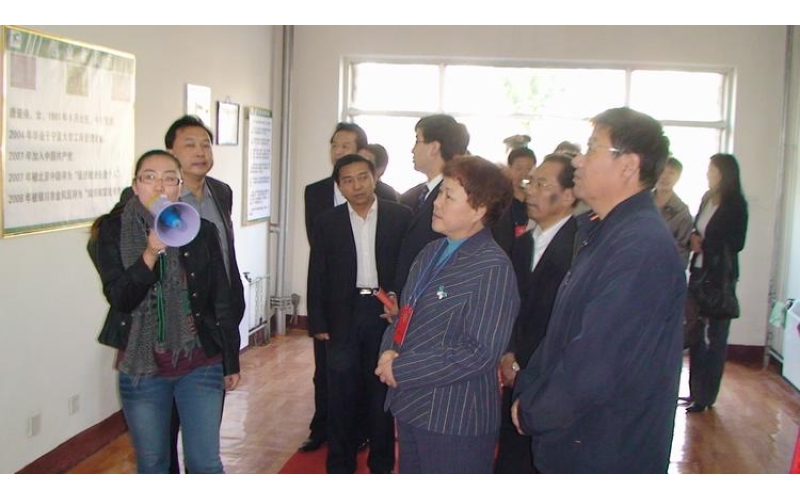 全國政協(xié)十一屆委員會(huì)委員、第六屆全國人大代表洪梅香蒞臨公司指導(dǎo)工作